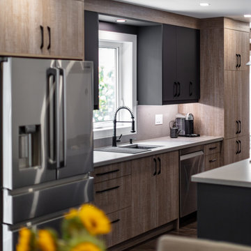 Contemporary two tone Kitchen Wood and Matte Black Acryl