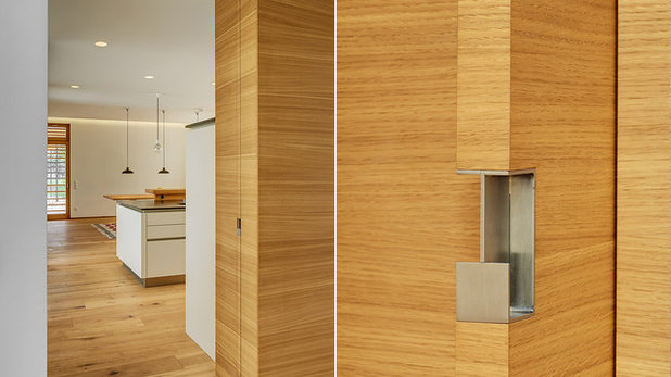 Eine offene wohnküche, gebaut mit viel holz und klugen ideen