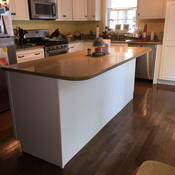 Homecrest Tuscany Cabinets, Giallo Ornimental & Mystic Gold Color Quartz Kitchen