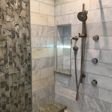 Lighted shower niche