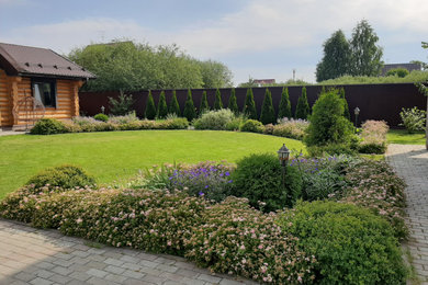 На фото: участок и сад с