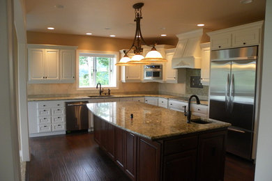 Kitchen - traditional kitchen idea in Seattle