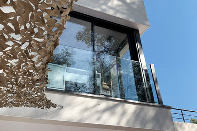 Idée de décoration pour une grande façade de maison blanche design à deux étages et plus.