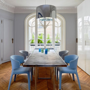 マルセイユの広いコンテンポラリースタイルのLDKの画像 (白い壁、淡色無垢フローリング、標準型暖炉、石材の暖炉まわり、茶色い床)