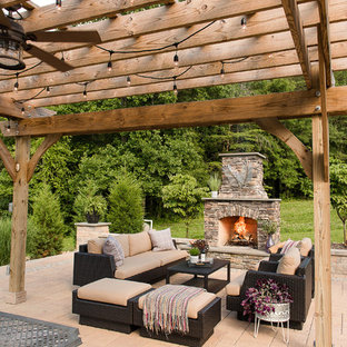 リッチモンドの大きいラスティックスタイルのおしゃれな裏庭のテラス (屋外暖炉、コンクリート敷き 、パーゴラ) の写真