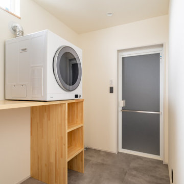 薪ストーブの癒やしの炎に家族が集う家