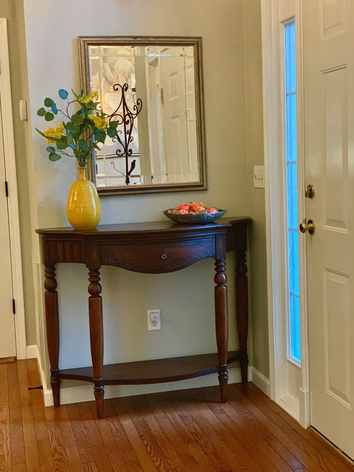 Should mirror and foyer entry table match?