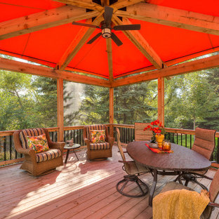 ミネアポリスの大きいトランジショナルスタイルのおしゃれな裏庭のデッキ (パーゴラ) の写真