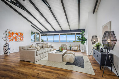 Farmhouse living room photo in Hawaii