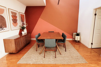Example of a mid-century modern home design design in San Francisco