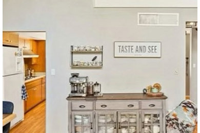 Inspiration for a modern home design remodel in Los Angeles
