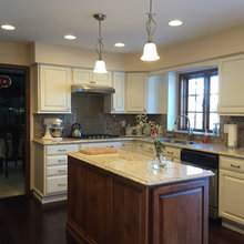 Kitchen w/ micro in cab and hood over stove