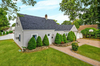 Example of a transitional home design design