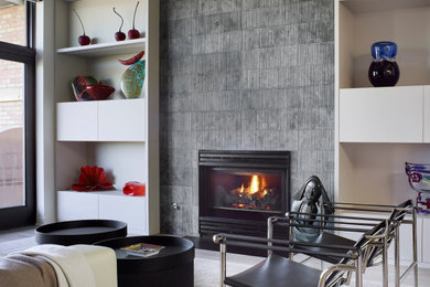 デンバーにある高級な中くらいなコンテンポラリースタイルのおしゃれなLDK (白い壁、淡色無垢フローリング、標準型暖炉、石材の暖炉まわり、ベージュの床) の写真