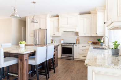 Kitchen - rustic kitchen idea in Toronto