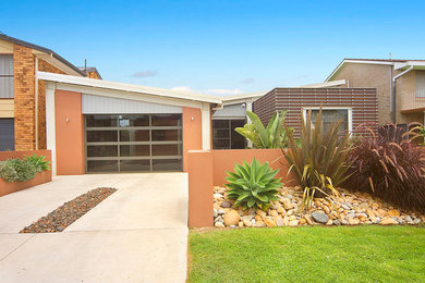 Photo of a mid-sized contemporary split-level multi-coloured exterior in Central Coast.