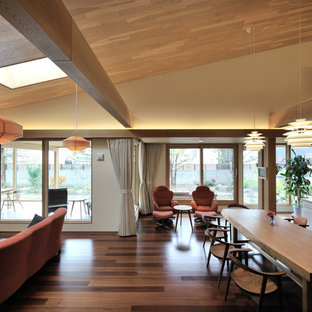 札幌の北欧風 LDKの画像 (白い壁、濃色無垢フローリング、茶色い床)