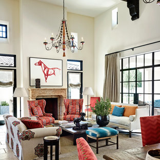 Mittelgroßes, Fernseherloses, Offenes, Repräsentatives Mediterranes Wohnzimmer mit Kamin, Kaminsims aus Stein, beigem Boden, beiger Wandfarbe und Kalkstein in Phoenix