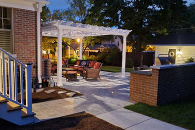 Example of an ornate patio design in Chicago