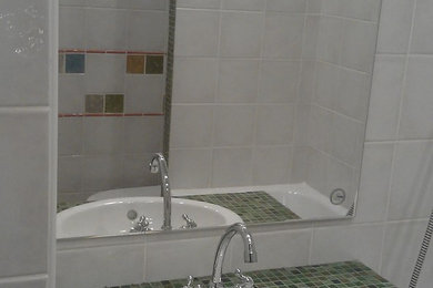 На фото: главная ванная комната среднего размера в современном стиле с ванной в нише, душем над ванной, унитазом-моноблоком, разноцветной плиткой, керамической плиткой, разноцветными стенами, полом из керамической плитки, врезной раковиной, столешницей из плитки, разноцветным полом и зеленой столешницей