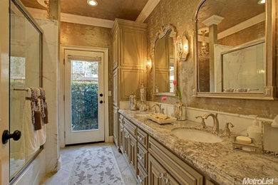 Imagen de cuarto de baño principal contemporáneo de tamaño medio con armarios con paneles con relieve, puertas de armario con efecto envejecido, baldosas y/o azulejos grises y encimera de granito