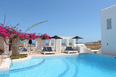 Idee per una grande piscina fuori terra mediterranea personalizzata in cortile con paesaggistica bordo piscina e pavimentazioni in pietra naturale