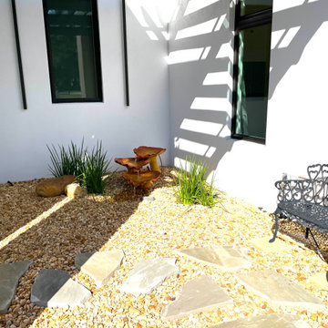 Natural Front Yard Landscape Design for a Modern Home