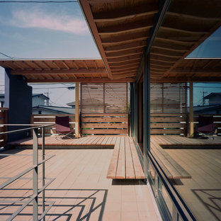 東京23区の中サイズの和風のおしゃれな横庭のテラス (デッキ材舗装、張り出し屋根) の写真