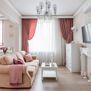 Idee per un piccolo soggiorno tradizionale aperto con pareti rosa, TV a parete, parquet chiaro e pavimento beige