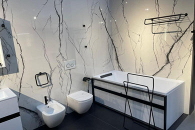 Ejemplo de cuarto de baño infantil moderno con suelo de baldosas de cerámica