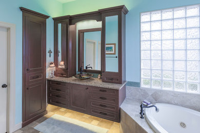 Example of a classic bathroom design in Toronto