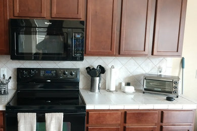 Kitchen - mid-sized traditional kitchen idea in Phoenix