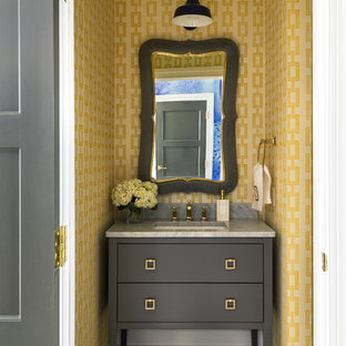 Foto de aseo clásico renovado con lavabo bajoencimera, paredes amarillas, suelo de mármol y encimeras grises
