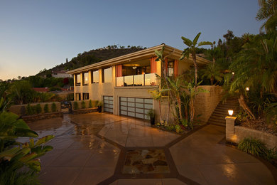 Mid-sized 1950s exterior home idea in Orange County