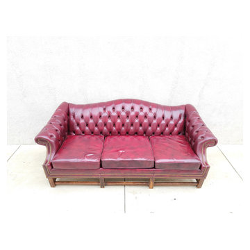 1970s Vintage English Burgundy Chesterfield Leather Sofá.