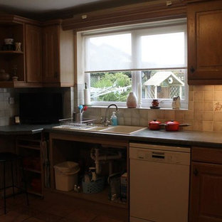 Traditional kitchen inspiration - Example of a classic kitchen design in Other