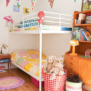 ストックホルムの中サイズの北欧スタイルのおしゃれな子供部屋 (白い壁、淡色無垢フローリング、児童向け) の写真