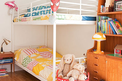 Пример оригинального дизайна: нейтральная детская среднего размера в скандинавском стиле с спальным местом, белыми стенами и светлым паркетным полом для ребенка от 4 до 10 лет, двоих детей