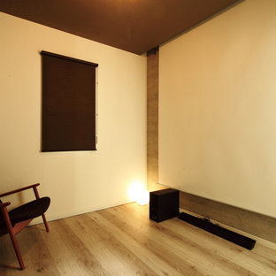 Exemple d'une salle de cinéma fermée avec un mur multicolore, un sol en contreplaqué, un écran de projection et un sol beige.