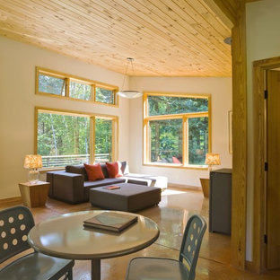 バーリントンの中サイズのモダンスタイルのLDKの画像 (コンクリートの床、ベージュの壁、暖炉なし、茶色い床)