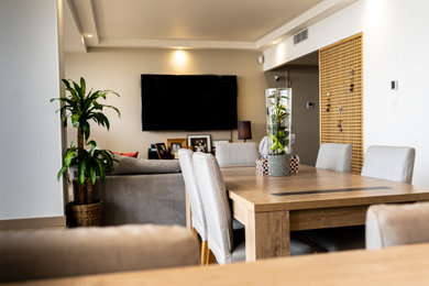 Inspiration pour une grande salle à manger ouverte sur le salon minimaliste avec un mur beige et parquet clair.
