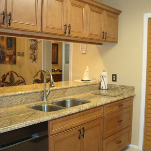 Exemple d'une petite arrière-cuisine parallèle exotique avec un évier 2 bacs, un placard avec porte à panneau encastré, des portes de placard en bois brun, un plan de travail en granite, un électroménager noir, un sol en carrelage de porcelaine, un sol beige et un plan de travail multicolore.