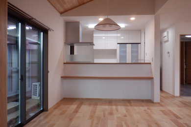 他の地域にある中くらいな和モダンなおしゃれなキッチン (淡色無垢フローリング、板張り天井) の写真