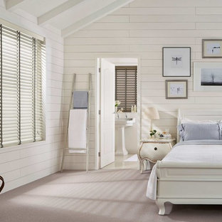 Foto de dormitorio principal, contemporáneo, grande, con paredes blancas y moqueta