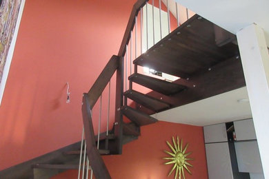 Imagen de salón para visitas abierto contemporáneo de tamaño medio con paredes rojas