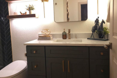Example of a powder room design in Tampa
