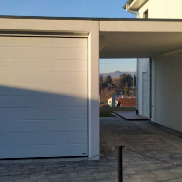 Einzelgarage mit angehäntem Betoncarport