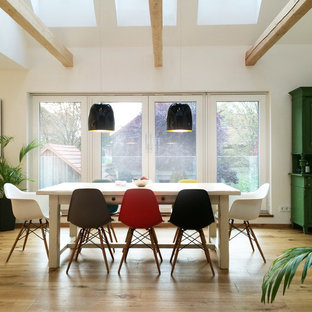 ニュルンベルクの広いコンテンポラリースタイルのLDKの画像 (白い壁、塗装フローリング、茶色い床)