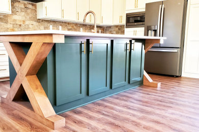 Kitchen - country kitchen idea in Louisville