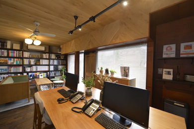 他の地域にあるミッドセンチュリースタイルのおしゃれなホームオフィス・書斎の写真